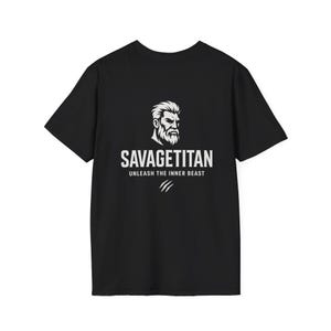 Savage Titan Graphic Tee - Unisex Softstyle T-Shirt für Gym und Fitness | Trainings-Shirt für Männer | Lässige Motivation Geschenk & Streetwear