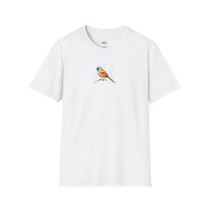 Könnte beinhalten: Weißes T-Shirt mit einer kleinen, farbenfrohen Vogelillustration. Der Vogel hat einen blauen Kopf, einen orangefarbenen Körper und einen langen, orangefarbenen Schwanz. Er sitzt auf einem dünnen Ast, mit einem hellblauen Wirbelmuster dahinter.