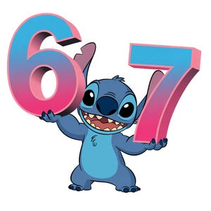 Op de afbeelding: Een cartoonafbeelding van Stitch, een blauwe alien, die de cijfers 6 en 7 vasthoudt. De cijfers hebben een verloop van roze en blauw. Stitch glimlacht met zijn mond open en laat zijn tanden zien.