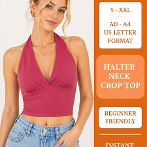 Könnte beinhalten: Eine Frau trägt ein magentafarbenes Neckholder-Crop-Top und eine blaue Jeans. Das Bild enthält Text mit der Aufschrift "PDF Pattern", "S - XXL", "AO - A4", "US Letter Format", "Halter Neck Crop Top", "Beginner Friendly" und "Instant Download".