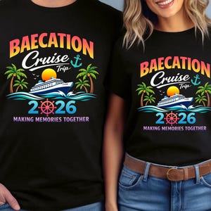 Puede incluir: Camisetas negras con un diseño gráfico colorido. El diseño incluye el texto "BAECATION Cruise Trip 2026" con un crucero, palmeras y un sol. También se incluye la frase "MAKING MEMORIES TOGETHER".