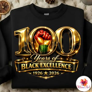 Könnte beinhalten: Schwarzes Sweatshirt mit goldfarbener "100" Grafik und einem erhobenen Faust-Design. Der Text lautet "Years of BLACK EXCELLENCE 1926-2026" in Gold. Das Design ist mittig auf der Vorderseite des Sweatshirts.