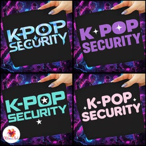 以下が含まれることがあります： 「K-POP SECURITY」の文字が青、紫、水色、ピンクでプリントされた黒いTシャツが4枚。各デザインには星またはダイヤモンドが含まれています。Tシャツは手で持たれています。