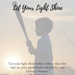 Puede incluir: Silueta de una persona sosteniendo un bate de béisbol contra un fondo suave de puesta de sol. El texto "Let Your Light Shine" está en la parte superior, con una cita de Mateo 5:16 debajo. La imagen evoca una sensación de esperanza e inspiración.
