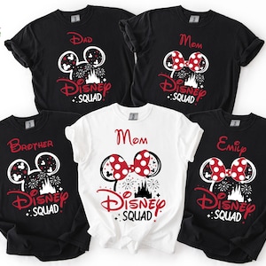 Puede incluir: Camisetas negras y blancas de Disney Squad con detalles en rojo. Las camisetas presentan orejas de Mickey Mouse, fuegos artificiales y gr&aacute;ficos de castillo. Tambi&eacute;n se incluye una camiseta blanca. Las camisetas son para Pap&aacute;, Mam&aacute;, Hermano y Emily.