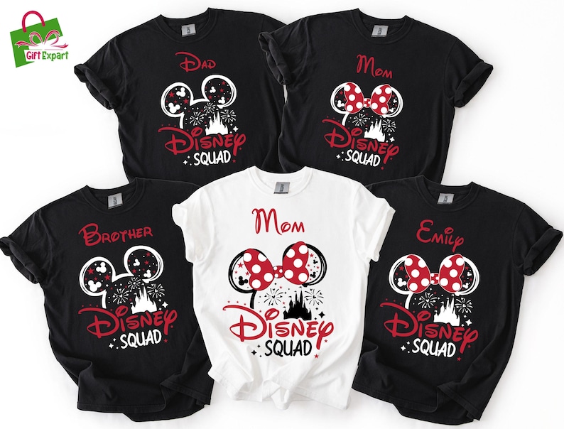 Puede incluir: Camisetas negras y blancas de Disney Squad con detalles en rojo. Las camisetas presentan orejas de Mickey Mouse, fuegos artificiales y gr&aacute;ficos de castillo. Tambi&eacute;n se incluye una camiseta blanca. Las camisetas son para Pap&aacute;, Mam&aacute;, Hermano y Emily.