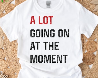 Camiseta "Muita coisa acontecendo no momento", Camiseta para presente de amante da música, Camiseta da era da música pop, Camiseta de turnê de shows, Camiseta "Muita coisa acontecendo", Camiseta com glitter