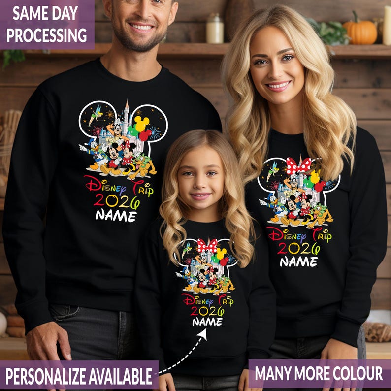Pode incluir: Camisolas pretas com tema Disney. Cada camisola apresenta um contorno da cabe&ccedil;a do Mickey Mouse com personagens da Disney, fogos de artif&iacute;cio e o texto "Disney Trip 2026 NAME". O texto "SAME DAY PROCESSING" e "PERSONALIZE AVAILABLE" tamb&eacute;m s&atilde;o vis&iacute;veis.