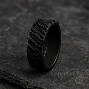 Svart texturerad ring för män – robust lavainspirerat band – matt grov finish handgjorda herrsmycken