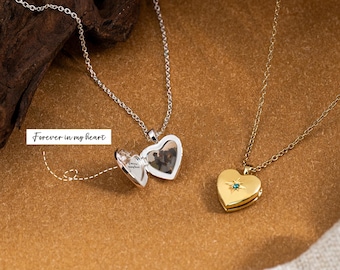 Peut inclure: Un collier médaillon en forme de cœur argenté avec le texte "Forever in my heart" gravé à l'intérieur, accompagné d'un collier médaillon doré en forme de cœur avec une petite pierre verte sertie dans un motif en étoile sur le devant.