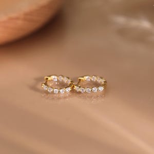Oorbellen met pavézetting, Huggie oorringen met pavézetting en diamanten, minimalistische gouden oorbellen, diamanten oorbellen, trouwjuwelen, cadeau voor bruidsmeisjes, cadeau voor haar