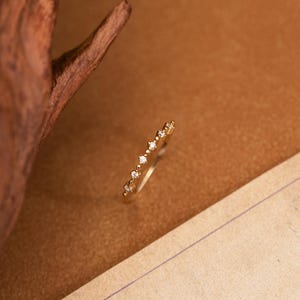 Anillo minimalista y delicado de oro de 14 quilates con diamantes y circonitas cúbicas, anillo personalizado con la piedra de nacimiento de abril, anillo de promesa único con circonitas cúbicas, anillo clásico para mujer para el día a día, regalo para ella.