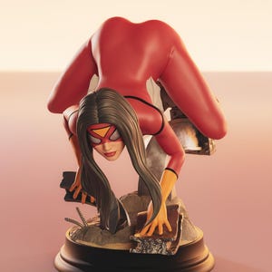 Puede incluir: Figura de Spider-Woman roja y negra en pose agachada. La figura tiene pelo largo negro, una máscara roja con un triángulo amarillo y guantes naranjas. La base es negra con una superficie texturizada detallada.