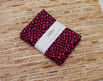 Servilletas de tela pequeñas - Juego de 4 - (ND103s) - Servilletas de tela reutilizables pequeñas con corazones rojos degradados sobre fondo negro