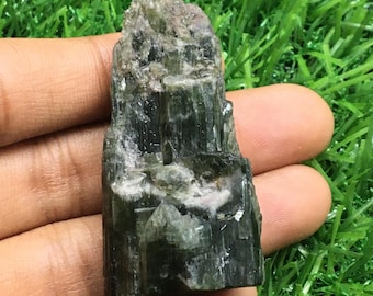 179,80 karatów Przepiękny surowy turmalin w kształcie pałacu, kryształ mineralny o wymiarach 49,5 x 23 mm