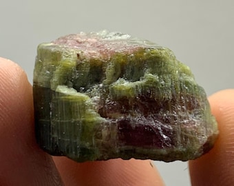 Naturalny surowy zielony różowy turmalin, kamień mineralny o masie 52,80 karatów, 21,5 x 20,5 mm