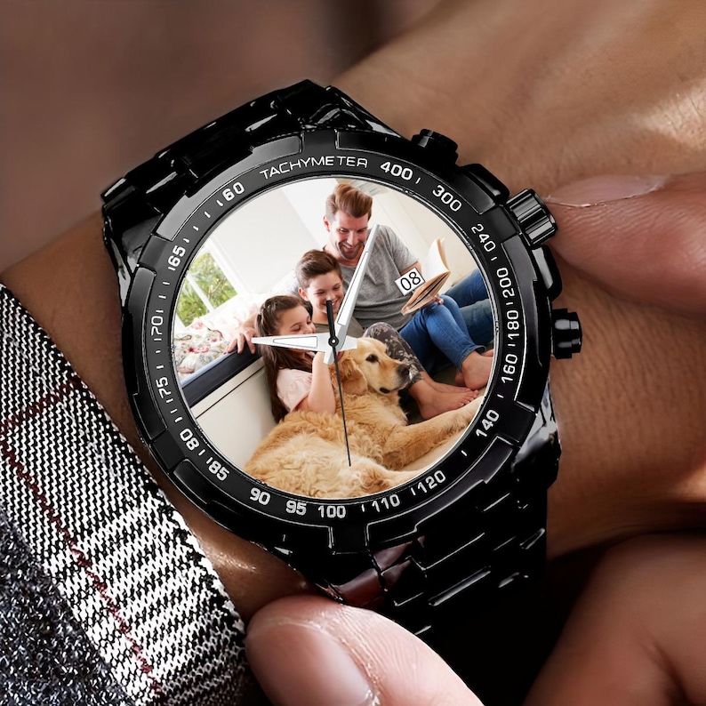 Personalized Black Metal Watch with Calendar Display, Custom Engraved Unisex Watch, Gift for Husband Father Mother imagen 1