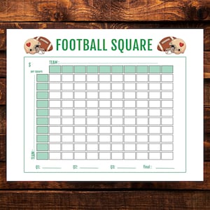 Puede incluir: Un tablero de juego Football Square blanco con borde y cuadrícula verdes. Las palabras "FOOTBALL SQUARE" están en la parte superior en verde. Dos balones de fútbol con cascos en forma de corazón flanquean el texto. El tablero incluye espacios para equipos, cuartos y una puntuación final.