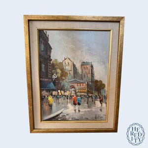 Könnte beinhalten: Ölgemälde einer europäischen Stadtstraßenszene in einem goldenen Rahmen. Das Kunstwerk zeigt einen regnerischen Tag mit Fußgängern und Gebäuden. Die Farbpalette umfasst Grautöne, Blautöne und einen Hauch von Gelb und Rot. Das Gemälde ist unten rechts signiert.