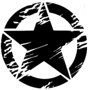 Puede incluir: Una calcomanía gráfica negra que presenta una estrella de cinco puntas encerrada dentro de un anillo circular. El diseño muestra una textura desgastada con patrones horizontales similares a rasguños en la tinta negra, creando un aspecto envejecido.