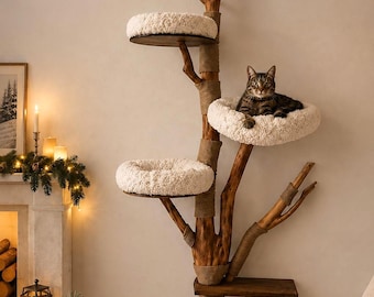 Grote houten krabpaal, kattentoren van natuurlijke takken met ligplekken van imitatiebont.