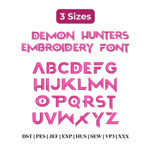 Peut inclure: Un ensemble de polices de broderie numérique intitulé Demon Hunters Embroidery Font, présentant l'alphabet complet dans une police rose stylisée avec des accents en losange. Le texte 3 Sizes est en haut et les formats DST, PES, JEF, EXP, HUS, SEW, VP3, XXX sont en bas.