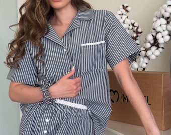 Conjunto de pijama de algodón a rayas: camisa y pantalones cortos para mujer. Ropa de estar por casa.
