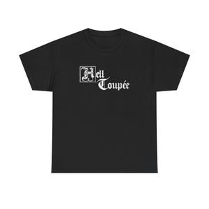 Op de afbeelding: Zwart t-shirt met de witte tekst "Hell Coupée". De tekst is in een gotische lettertype. Het shirt heeft een ronde hals.