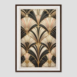 Può includere: Una stampa artistica incorniciata con un motivo ripetitivo a ventaglio in nero, crema e rosa tenue. Il design presenta intricate linee dorate che definiscono ogni segmento, il tutto racchiuso in una cornice di legno marrone scuro.