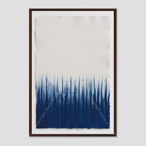 Peut inclure: Une œuvre d'art murale rectangulaire présentant un dégradé vertical passant d'un blanc cassé uni en haut à un bleu indigo profond en bas. Le motif affiche une série de traits verticaux semblables à des coups de pinceau texturés.