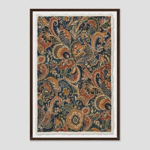 Op de afbeelding: Een rechthoekig ingelijst wandkunstwerk met een donkerblauwe achtergrond en een dicht, ingewikkeld patroon van oranje, roestkleurige en groene paisleyvormen, bloemmotieven en gestileerde pauwfiguren, afgewerkt met een gescheurde papierrand.