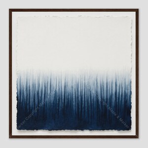 Könnte beinhalten: Ein quadratisches gerahmtes Wandbild mit einem Aquarellgemälde, das einen tiefen indigoblauen Farbverlauf zeigt, der nach oben hin in Weiß übergeht. Das Papier hat einen Büttenrand und ist in einem dunkelbraunen Holzrahmen mit dem Text Copyright Maple & Marker.