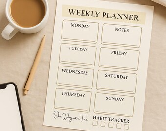 Könnte beinhalten: Ein cremefarbener Wochenplaner mit Abschnitten für jeden Tag, Notizen und einen Gewohnheitstracker. Eine Tasse Kaffee, ein Stift und ein Smartphone liegen neben dem Planer. Der Text und die Ränder sind hellbraun.