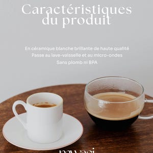 May include: Two coffee cups on a wooden surface. One is a white ceramic cup with a saucer, the other is a clear glass cup. The cups contain coffee. The image includes the text "Caract&eacute;ristiques du produit" and "mwasi PRINT".