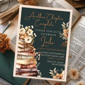 Pode incluir: Um cartão de convite com o texto "Another Chapter Complete" em escrita elegante, celebrando "Jaila". O design apresenta detalhes florais, uma pilha de livros e informações do evento.
