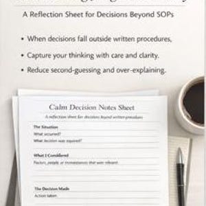 Op de afbeelding: Een stapel wit papier met de titel "Calm Decision Notes Sheet" met aanwijzingen voor het documenteren van beslissingen. De tekst "Documenting Judgment Calmly" staat bovenaan. Een pen en een kopje koffie liggen naast het papier. De tekst "Printable PDF | Instant Download" staat onderaan.