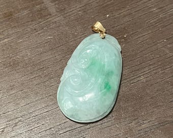mały naturalny wisiorek z zielonego jadeitu, 18-karatowe żółte złoto