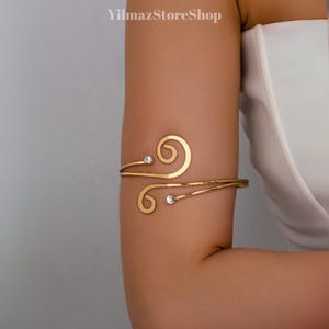 Swirl Design Arm Cuff Bracelet – Adjustable Upper Arm Bangle for Women – Minimalist Body Jewelry – Elegant Metal Armband for Daily Wear