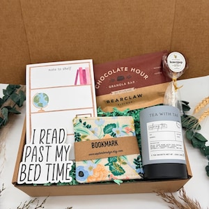 Puede incluir: Una caja de regalo que contiene un bloc de notas note to shelf, una barra de granola Chocolate Hour, una paleta Honeypop, un marcap&aacute;ginas de tela floral, una pegatina que dice I READ PAST MY BED TIME y un bote de t&eacute; Tea With Tae con cinco bolsitas.