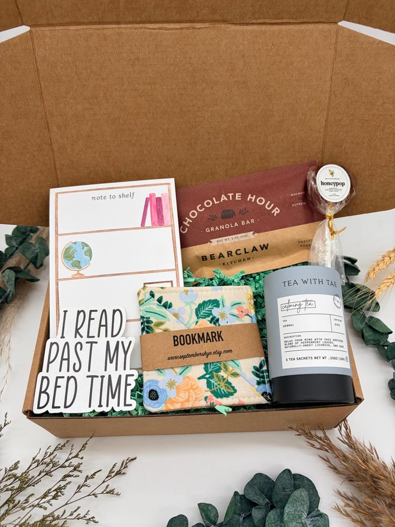 Puede incluir: Una caja de regalo que contiene un bloc de notas note to shelf, una barra de granola Chocolate Hour, una paleta Honeypop, un marcap&aacute;ginas de tela floral, una pegatina que dice I READ PAST MY BED TIME y un bote de t&eacute; Tea With Tae con cinco bolsitas.