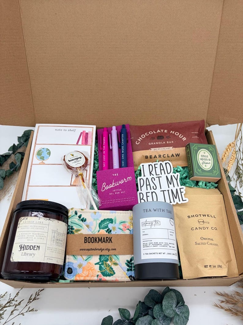 Puede incluir: Una caja de regalo que contiene un bloc de notas, una piruleta honeypop, un juego de bol&iacute;grafos de gel Bookworm, una barrita de cereales Chocolate Hour, un libro peque&ntilde;o verde, una vela Hidden Library, un marcap&aacute;ginas floral, t&eacute; y caramelos.