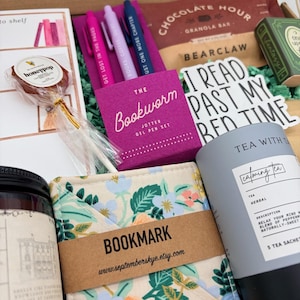 Puede incluir: Una caja de regalo que contiene una piruleta Honeypop, un juego de tres bol&iacute;grafos de gel Bookworm, una barra de granola Chocolate Hour, un art&iacute;culo verde con forma de libro Fantasy, una pegatina I READ PAST MY BED TIME, un marcap&aacute;ginas de tela y una lata de t&eacute;.