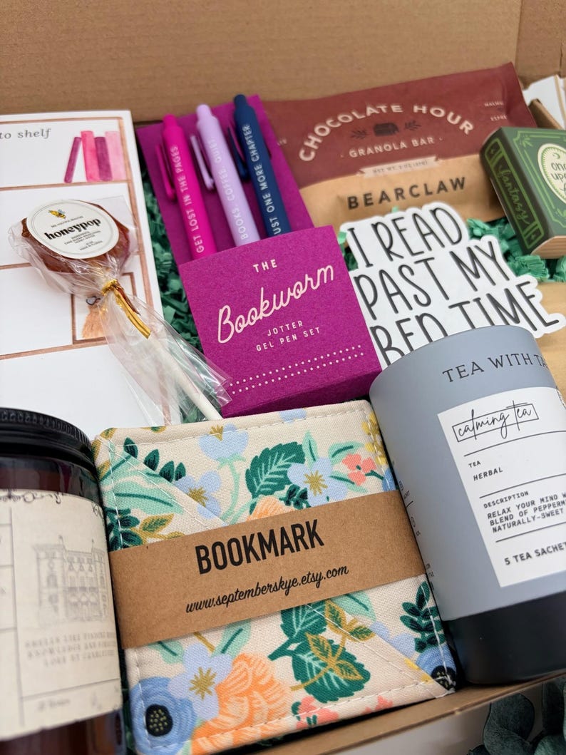 Puede incluir: Una caja de regalo que contiene una piruleta Honeypop, un juego de tres bol&iacute;grafos de gel Bookworm, una barra de granola Chocolate Hour, un art&iacute;culo verde con forma de libro Fantasy, una pegatina I READ PAST MY BED TIME, un marcap&aacute;ginas de tela y una lata de t&eacute;.