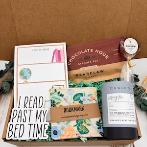 Puede incluir: Una caja de regalo que contiene un bloc de notas note to shelf, una barra de granola Chocolate Hour, una paleta honeypop, un marcap&aacute;ginas de tela floral, un bote de t&eacute; Tea With Tae y una pegatina con el texto I READ PAST MY BED TIME.