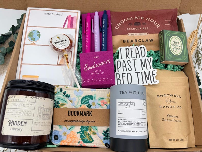 Puede incluir: Una caja de regalo que contiene un bloc de notas, una piruleta honeypop, una caja rosa con tres bol&iacute;grafos de gel, una barrita de granola Chocolate Hour, una caja verde Once Upon a Flame, una vela, un marcap&aacute;ginas floral, t&eacute; y caramelos salados.