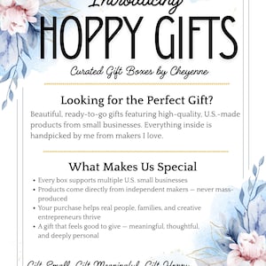 Puede incluir: Un folleto promocional de Hoppy Gifts, con ilustraciones florales en acuarela azul y rosa en las esquinas. El texto dice Introducing HOPPY GIFTS, Curated Gift Boxes by Cheyenne, Looking for the Perfect Gift?, y What Makes Us Special, seguido de puntos sobre productos fabricados en EE. UU. y peque&ntilde;as empresas, terminando con Gift Small. Gift Meaningful. Gift Hoppy.