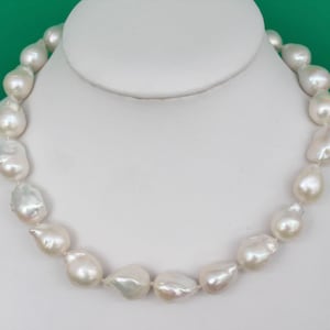Gran collar barroco nucleado de perlas blancas de agua dulce