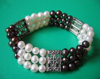 Beautiful 3-Strand White Peacock Freshwater Pearl Strechy Bracelet