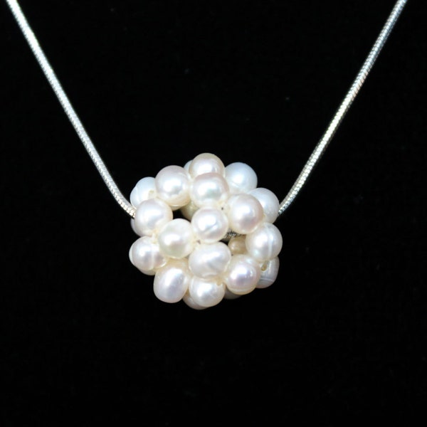 Collier blanc de pendentif de boule de perle d’eau douce, collier nuptial, collier de demoiselle d’honneur