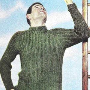 Puede incluir: Ilustración vintage de una persona con un suéter verde de punto acanalado con cuello alto. El suéter tiene mangas largas y una apariencia texturizada. La persona mira hacia arriba, con un fondo de cielo azul.